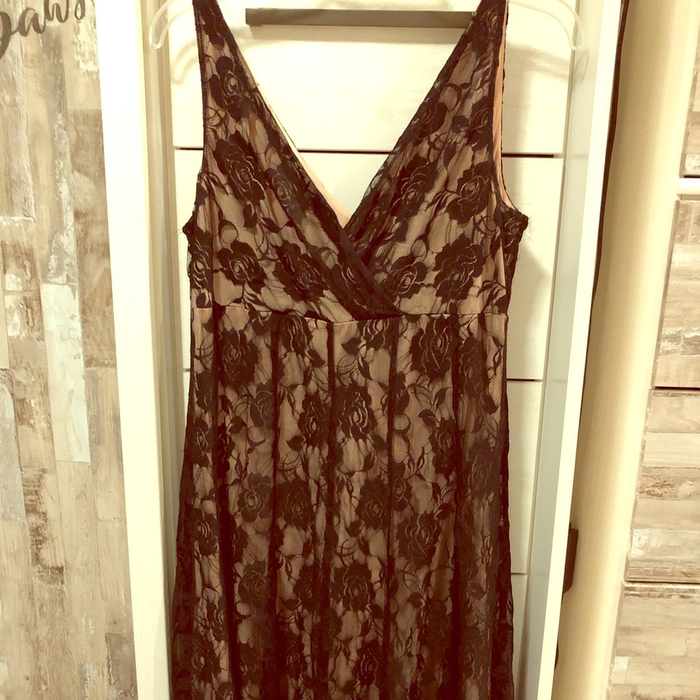 Sleeveless dress. Black with beige lining.